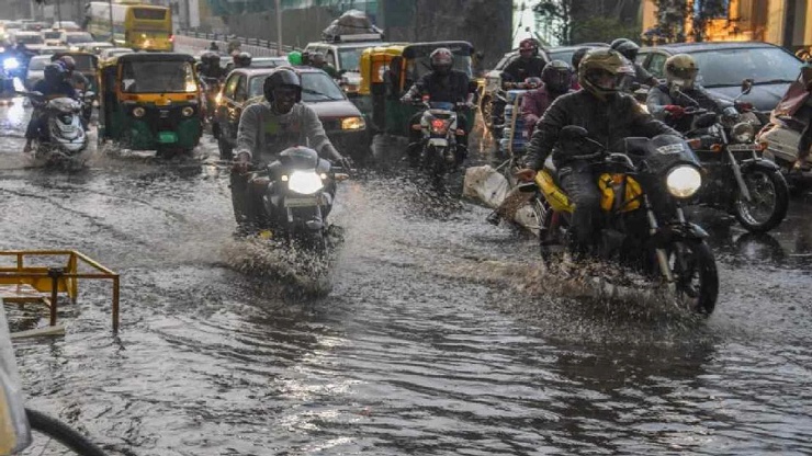 Picture of heavy rain and traffic in Bangalore